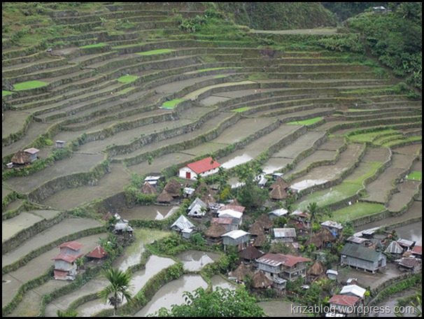 القرية تقع في مصاطب الأرز على بعد 12 كيلومترا بعيدا عن بانوي 